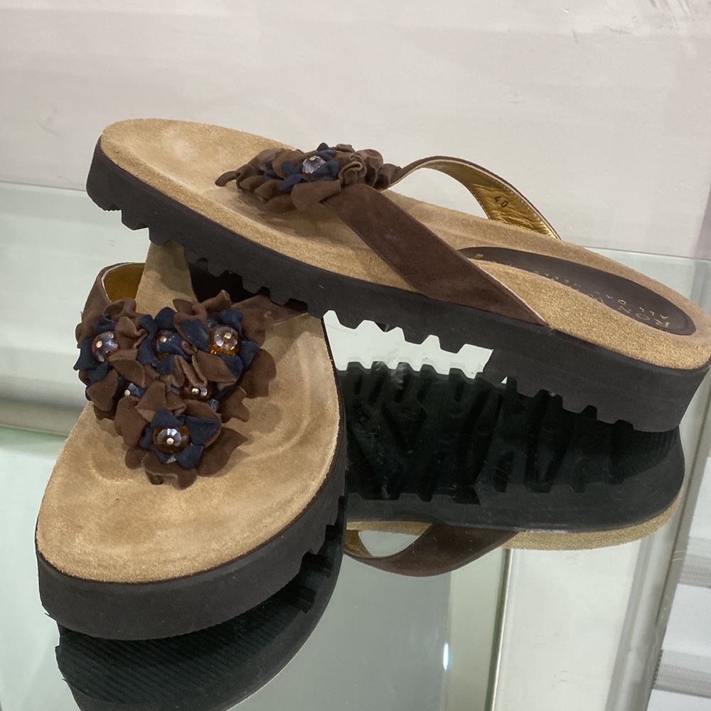 Ron White Suede Leather Comfy Thong Sandals Brown  / Tan size 8
